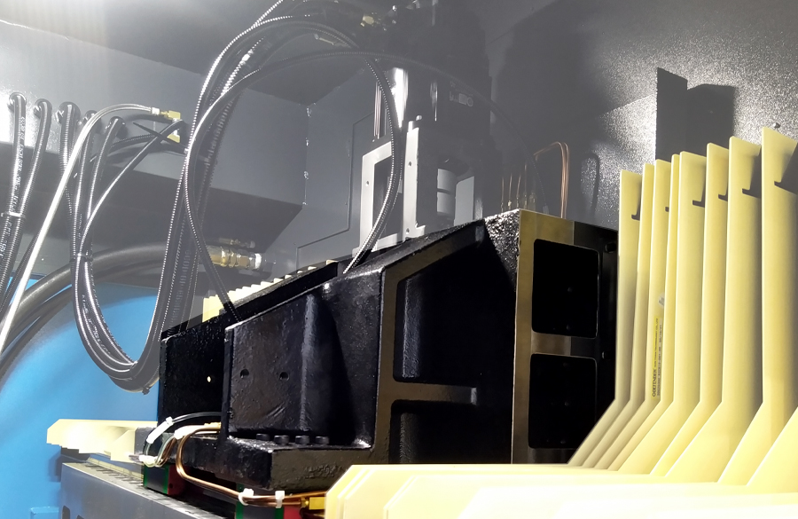 Una máquina de columna móvil cuenta con una columna que se desplaza a lo largo de la cama de la máquina mientras la mesa de trabajo permanece estacionaria. El mecanizado se realiza mediante el movimiento de la columna.